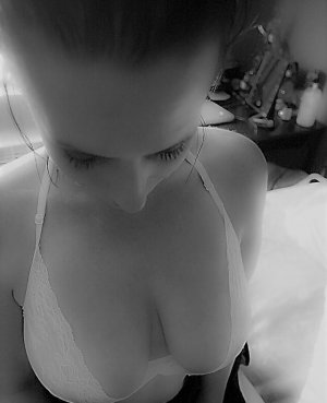 Emmylou tantra massage in Signal Hill, call girls